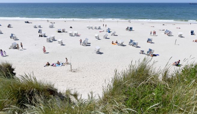 Strandkörbe stehen am Strand von Kampen.