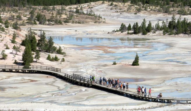 Besucher am Norris Geyser Basin: Yellowstone ist einer der bekanntesten Nationalparks der USA. 