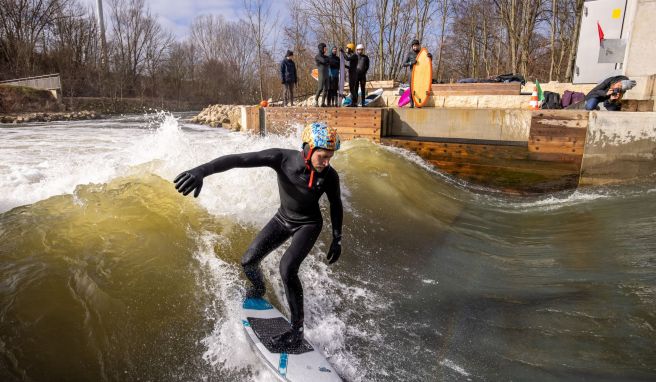 «Fuchslochwelle»  Surfen ohne Meer: Flusswelle in Nürnberg wird eröffnet