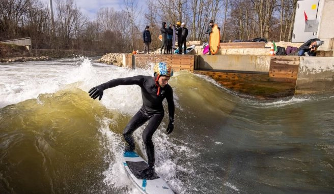 «Fuchslochwelle» Surfen ohne Meer: Flusswelle in Nürnberg eröffnet