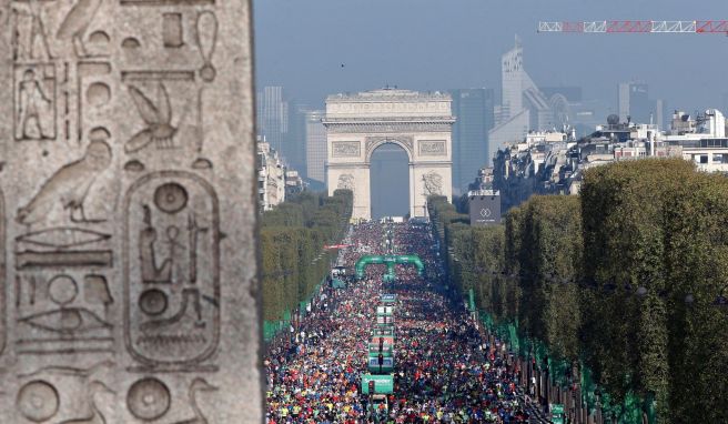 Derzeit befindet sich der rund 3300 Jahre alte Obelisk wegen Restaurierungsarbeiten unter einer Bauplane. 