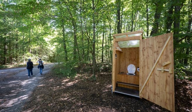 Die Trockentoilette auf dem Premiumwanderweg oberhalb von Tübingen wird sechs Monate erprobt. Als Vorbild dienten Trockentoiletten, die unter anderem in Afrika schon lange zum Einsatz kommen.