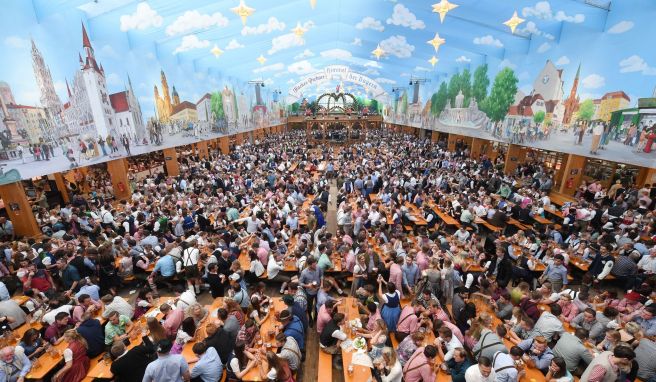 Tische in den Festzelten auf der Wiesn sind heiß begehrt: Besucher sollten sie dennoch ausschließlich direkt über die Websites der Festzelte reservieren. Tische in den Festzelten auf der Wiesn sind heiß begehrt: Besucher sollten sie dennoch ausschließlich direkt über die Websites der Festzelte reservieren.