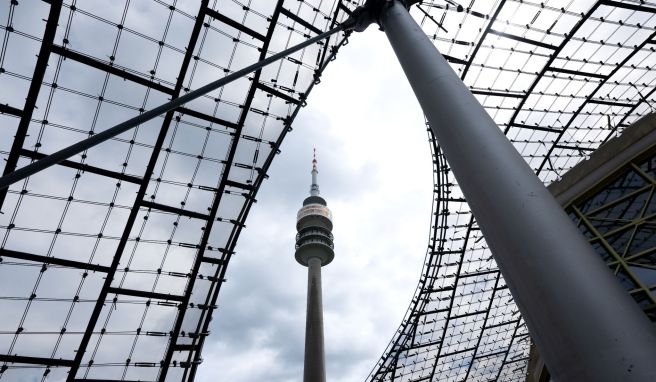 Ab dem 1. Juni wird der Olympiaturm wegen Sanierungsarbeiten für voraussichtlich zwei Jahre geschlossen. Geführte Touren über das Zeltdach des Olympiastadions gibt es weiterhin.