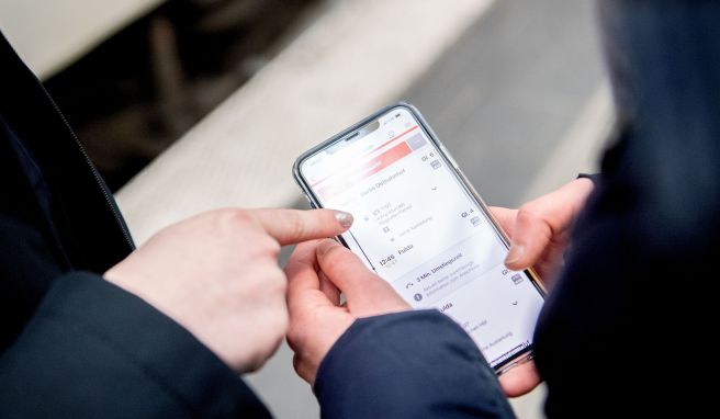 Wer mobil ein Bahnticket gekauft hat und es doch nicht nutzen will, kann es innerhalb von zwölf Stunden in der Regel kostenlos stornieren - unabhängig von der Preiskategorie.