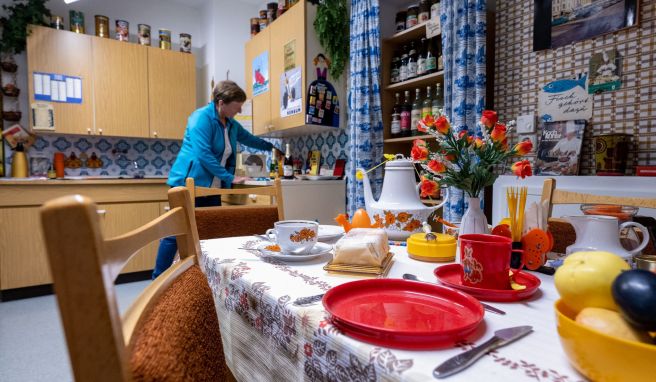 Die Schränke, die Tapete, das Geschirr: So sieht die Küche in der nachgebauten DDR-Wohnung aus. Die Schränke, die Tapete, das Geschirr: So sieht die Küche in der nachgebauten DDR-Wohnung aus.