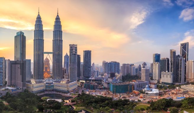 Panoramablick vom KL Tower: Von dort bietet sich die beste Aussicht auf die Skyline Kuala Lumpurs mit den berühmten Petronas Towers.
