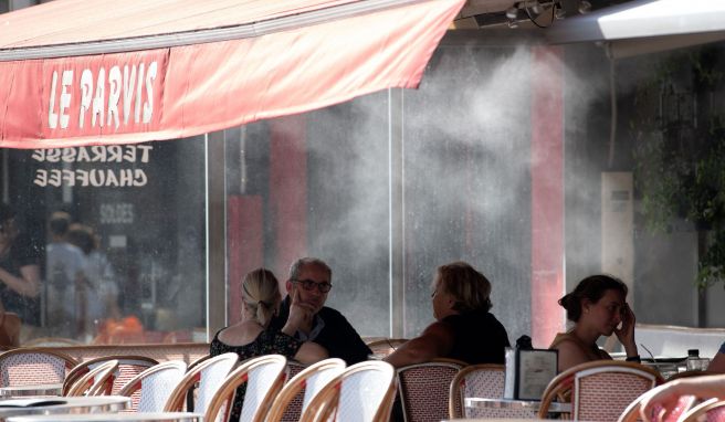 Ab sofort können Touristen und Einheimische wieder die typischen Freiflächen von Cafés und Restaurants besetzen und sich dem Pariser Flair hingeben. 