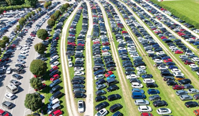 Zu viele Autos am Königssee: Die Gemeinde möchte Gäste vermehrt in die Busse locken. Parkvergünstigungen wird es dann nicht mehr geben. Zu viele Autos am Königssee: Die Gemeinde möchte Gäste vermehrt in die Busse locken. Parkvergünstigungen wird es dann nicht mehr geben.
