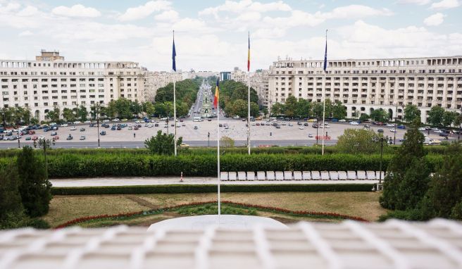 Blick vom Balkon des Parlamentspalastes über den Bulevardul Unirii. Die Prachtstraße ließ Ceaușescu in den 1980er-Jahren anlegen.
