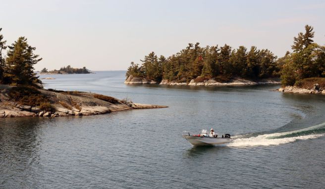 Schärengarten im Parry Sound auf dem Huronsee: Mit kleinen Ausflugsbooten geht es zwischen den Felsinselchen entlang.