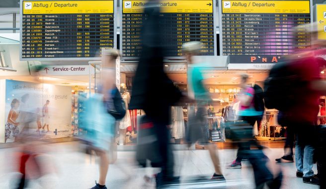 Flug verpasst: Wer bei der Anreise zum Flughafen kein ausreichendes Sicherheitspolster einrechnet, muss damit rechnen, dass auch eine abgeschlossene Reiserücktrittsversicherung die entstandenen Mehrkosten nicht trägt.