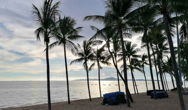 Die Strände von Pattaya dürften vorerst leer bleiben. Hohe Corona-Zahlen lassen den Tourismus-Neustart wieder in die Ferne rücken. 