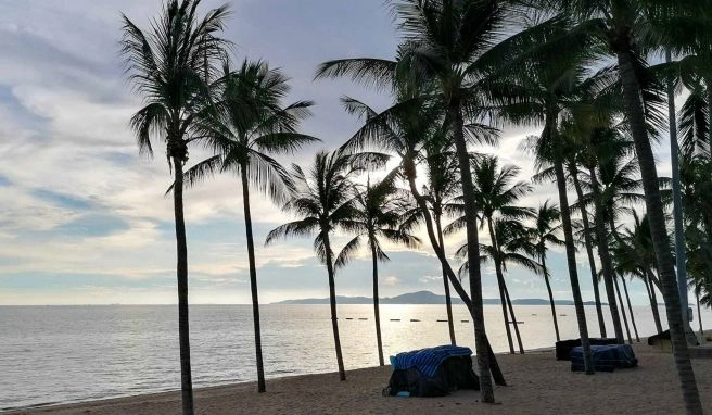 Die Strände von Pattaya dürften vorerst leer bleiben. Hohe Corona-Zahlen lassen den Tourismus-Neustart wieder in die Ferne rücken. Die Strände von Pattaya dürften vorerst leer bleiben. Hohe Corona-Zahlen lassen den Tourismus-Neustart wieder in die Ferne rücken.