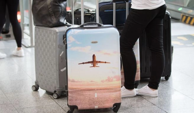 Erste Veranstalter nehmen Urlauber nur noch mit, wenn sie vollständig geimpft oder genesen sind (2G-Regel). (Archivbild) Erste Veranstalter nehmen Urlauber nur noch mit, wenn sie vollständig geimpft oder genesen sind (2G-Regel). (Archivbild)