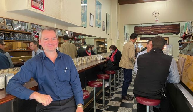 David Malaspina, der Besitzer von Pellegrini\'s Espresso Bar, sitzt in seinem Café. Die Expressobar ist eines der ältesten Cafés der Stadt, das noch im Originalzustand ist.