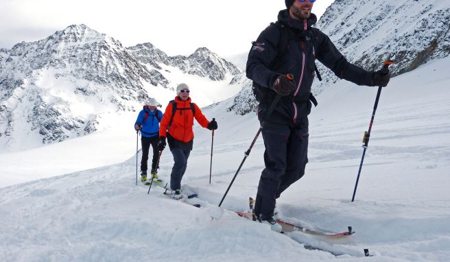 Die winterliche Bergwelt sicher meistern – vorbereitet mit essentieller Ausrüstung für das Abenteuer im Schnee.