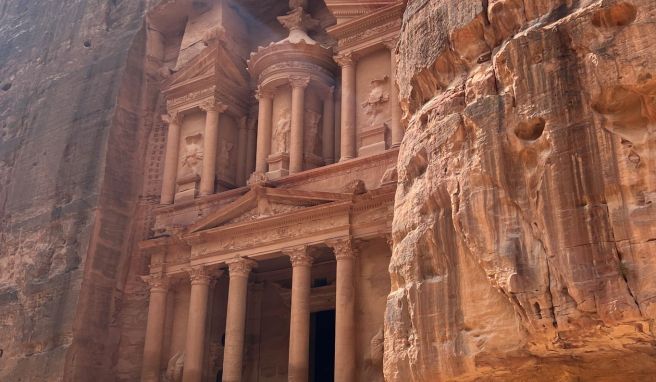 In der Antike war Petra unter Kontrolle der Nabatäer. Als ihr Reich unterging, geriet die Felsenstadt im jordanischen Wadi Musa in Vergessenheit.