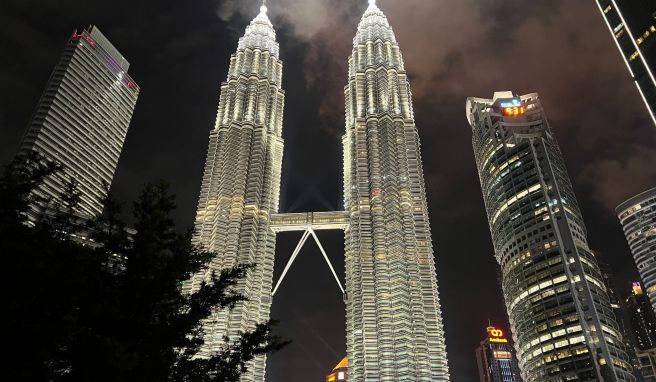 Die Petronas Towers in Kuala Lumpur bei Nacht. Die 452 Meter hohen Zwillingstürme waren von 1998 bis 2004 das höchste Gebäude der Welt.
