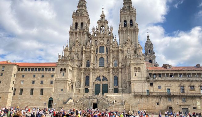 Pilger auf dem Obradoiro-Platz vor der Kathedrale von Santiago de Compostela.