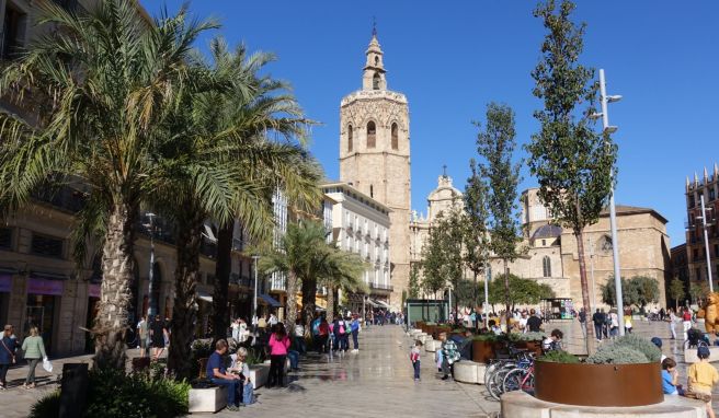Begrünt und nun verkehrsberuhigt: der Platz vor der Kathedrale von Valencia, der Catedral de Santa María de Valencia.
