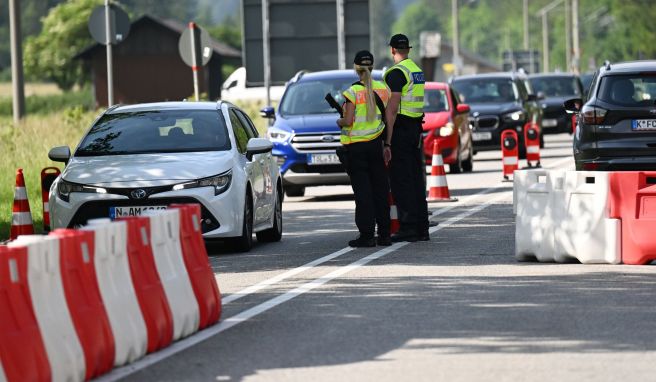 Polizisten kontrollieren am Grenzübergang Mittenwald den Verkehr. Wegen des G7-Gipfels müssen sich Reisende auf Sperrungen und weiträumige Umleitungen einstellen. 