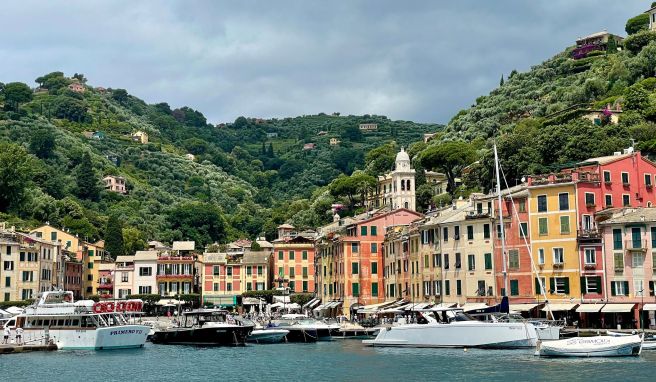 Einst ein ruhiges Fischerdörfchen, heute ein Jetset-Hotspot: Portofino östlich von Genua. Einst ein ruhiges Fischerdörfchen, heute ein Jetset-Hotspot: Portofino östlich von Genua.