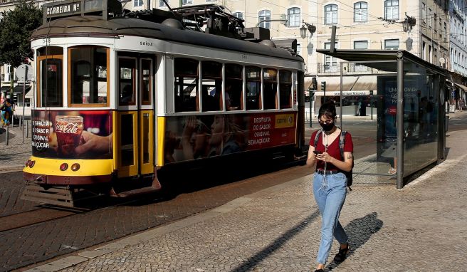 Portugal hebt die Maskenpflicht im Freien auf. Auf den Straßen der Hauptstadt Lissabon und anderer Städte tragen viele Menschen aber weiterhin Schutzmaske. 