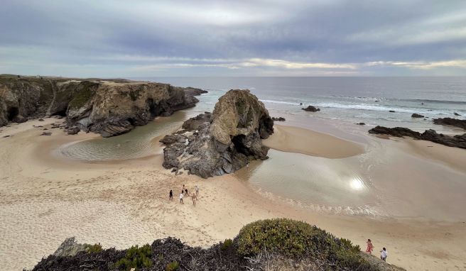 Schon auf der ersten Wanderetappe geht es vorbei an mehreren Badebuchten, darunter dem Strand Praia da Samoqueira kurz vor Porto Covo.
