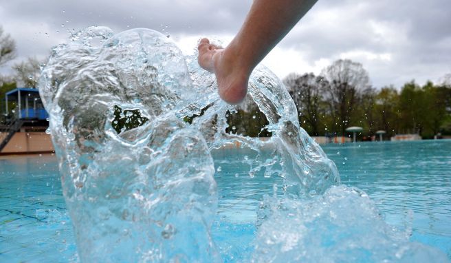 Das Kreuzberger Prinzenbad bleibt auch im Oktober teilweise geöffnet. Das Kreuzberger Prinzenbad bleibt auch im Oktober teilweise geöffnet.