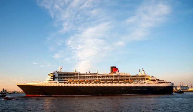 Kreuzfahrtschiff  «Queen Mary 2» nach Pause wieder in Hamburg