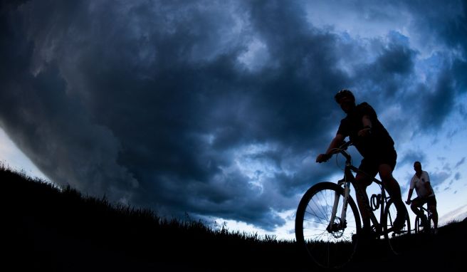 Ein Gewitter zieht auf: Wer jetzt im Freien ist, sollte Unterschlupf suchen oder andere Maßnahmen ergreifen.