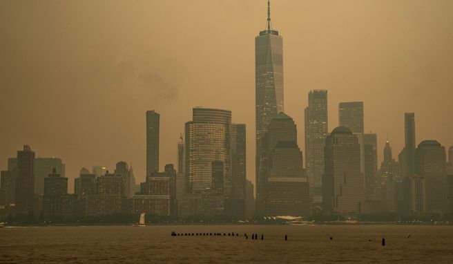 Die Skyline von Manhattan ist teilweise vom Rauch der kanadischen Waldbrände verdeckt.
