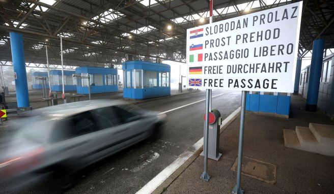 Ein Autofahrer fährt ohne Unterbrechung am Grenzübergang Rupa zwischen Kroatien und Slowenien.