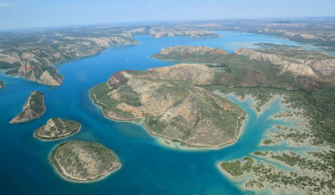 Die Inselwelt von Talbot Bay aus der Luft: Westaustralien hat Reisenden viel zu bieten, auch wenn die berühmtesten Sehenswürdigkeiten im östlichen Landesteil liegen. 