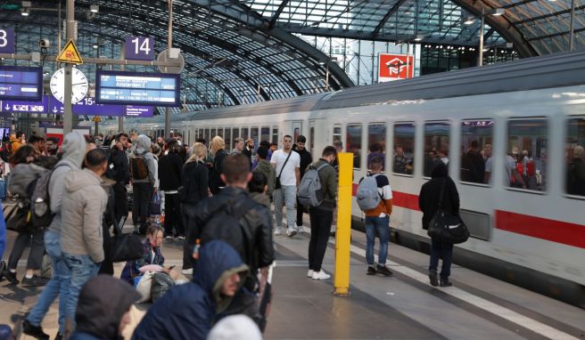 Reisende warten am Hauptbahnhof auf den Zug nach Amsterdam. Immer mehr Menschen nutzen die Bahn für Fahrten ins Ausland.