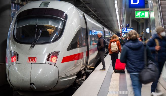 Mehr Menschen fahren wieder mit der Bahn. Im März lagen die Fahrgastzahlen in den Fernzügen höher als vor Corona. 