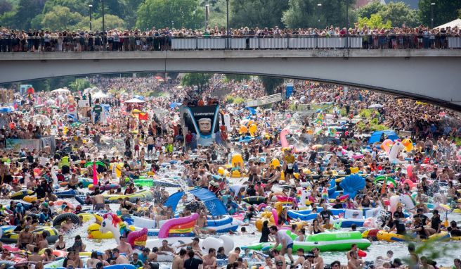 Buntes Treiben in Ulm: Beim Nabada, dem Hinunterbaden, wird es voll auf der Donau. 