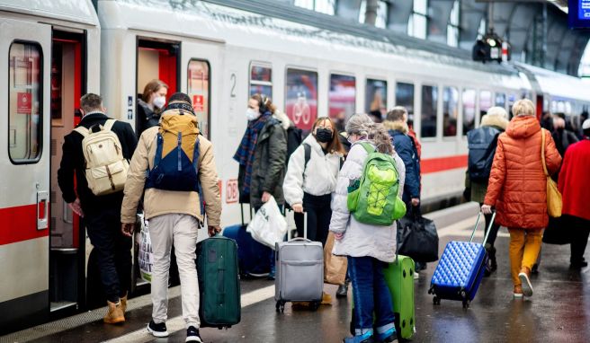 Bahn kündigt Sonderzüge an  Weihnachten in vollen Zügen genießen