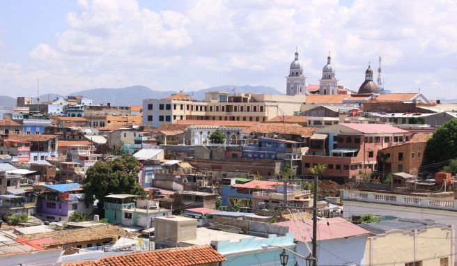 Blick über Santiago de Cuba: Vom 1. Januar 2022 an müssen sich Kuba-Besucher vor der Abreise ins Land online registrieren. 