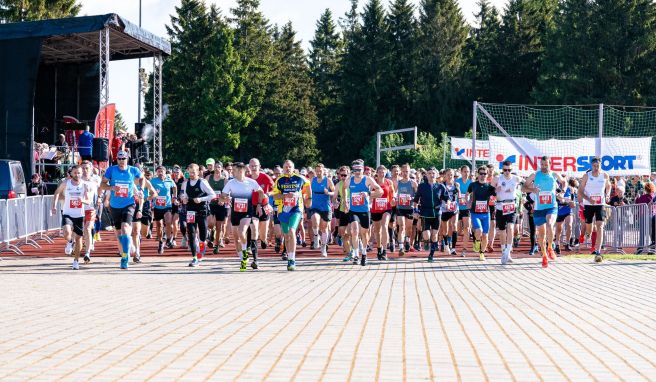 Und los! Zum Jubiläum des Rennsteiglaufs hoffen die Veranstalter auf mehr als 16 000 Teilnehmerinnen und Teilnehmer.