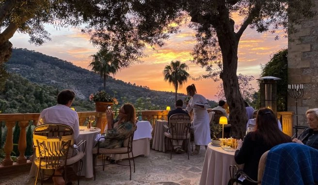 Auf der Terrasse des Restaurants El Olivo speist man unter Jahrhunderte alten Olivenbäumen und mit romantischen Blicken aufs Bergdorf Deià.