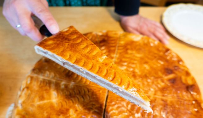 Die Rieser Bauerntorte ist ein Apfelmuskuchen aus Hefeteig. 