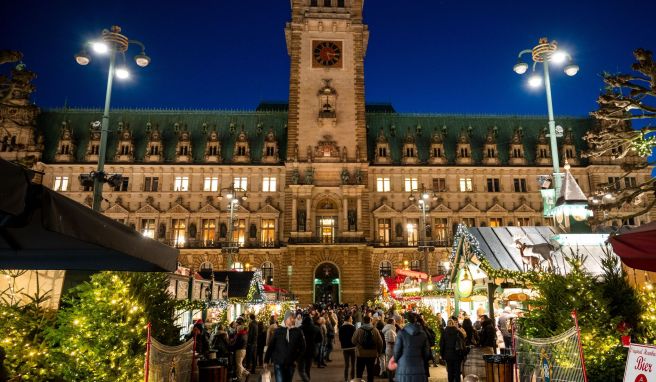 In Hamburg eröffnen die Weihnachtsmärkte. Der Roncalli-Weihnachtsmarkt lässt den Weihnachtsmann am Drahtseil nach langer Pause wieder fliegen.