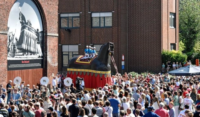 Belgien feiert Parade mit Riesenpferd