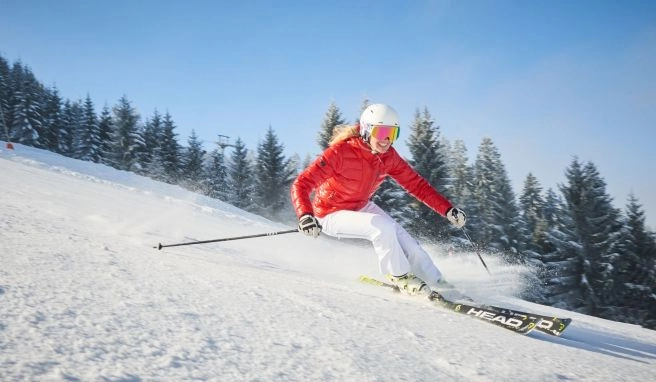 Zum Themendienst-BerichtViele Ski-Touristen mögen im Frühjahr den Mix aus weißen Pisten und strahlender Sonne. Dieses Jahr sollten Sie sich vorher informieren, wo genügend Schnee liegt.