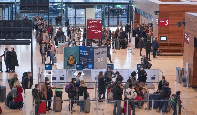 Für Rückkehrer aus Hochrisikogebieten gelten strengere Regeln bei der Einreise. Fast 40 Länder gelten ab Sonntag nicht mehr als Risikogebiete. 