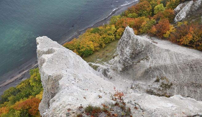 Die Kreidefelsen an der Ostsee im Nationalpark Jasmund auf der Insel Rügen. Das Besucherzentrum am Wahrzeichen der Insel bekommt nun eine Überholung. 