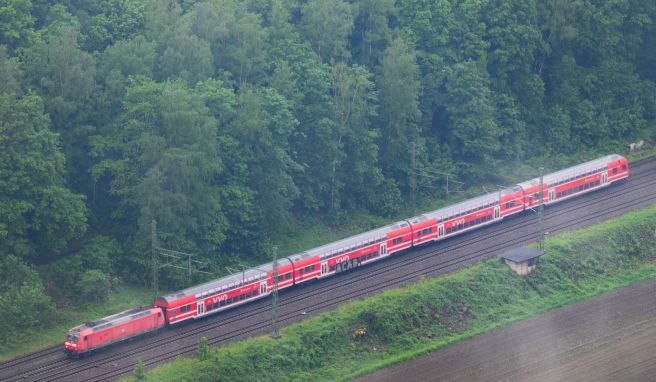 Ab Anfang Juni bis Ende August sollen Fahrgäste bundesweit für 9 Euro pro Monat fahren können. 