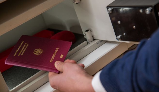 Acht Dinge, die man auf Reisen nicht machen sollte Geld weg bis Gefängnis